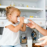 Beb&eacute; mayor bebiendo leche infantil en casa