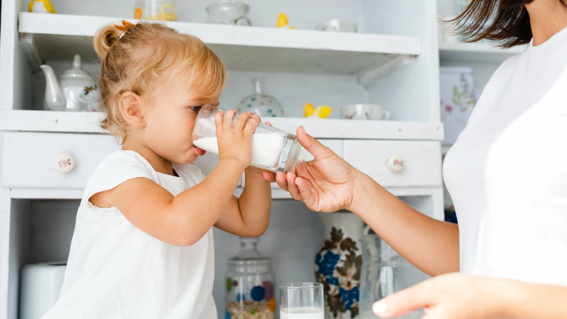 Madre alimenta a su bebé con un biberón en casa, en el contexto de la alerta sanitaria por la retirada de varias leches de fórmula infantiles por posible contaminación con la toxina cereulida