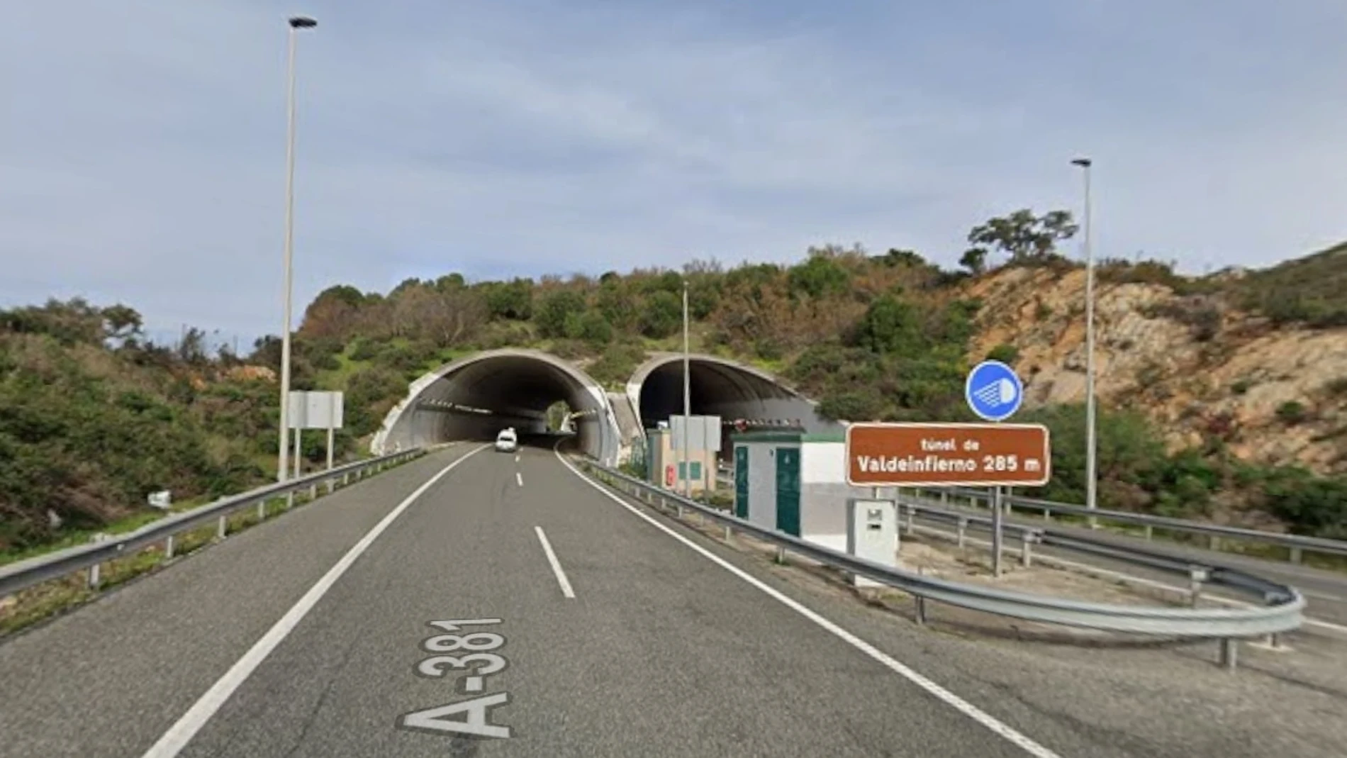 Tunel de Valdeinfierno en la autovía de Los Barrios, la A-381, cortada por desprendimiento.
