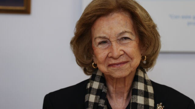 La Reina Sof&iacute;a reaparece de luto en Bizkaia.