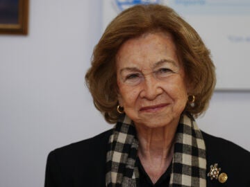 La Reina Sof&iacute;a reaparece de luto en Bizkaia.