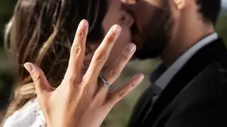 pareja celebrando compromiso anillo compromiso pareja celebrando compromiso anillo compromiso