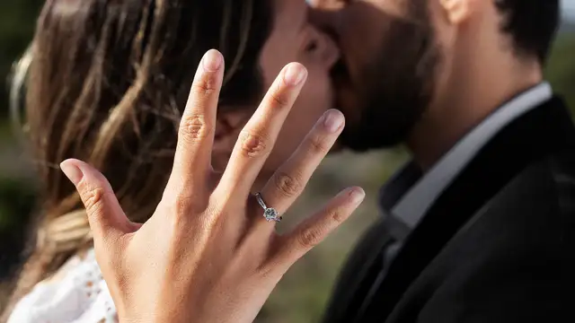 pareja celebrando compromiso anillo compromiso pareja celebrando compromiso anillo compromiso