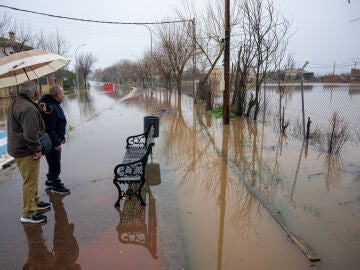 FOTODELD&Iacute;A FERN&Aacute;N CABALLERO (CIUDAD REAL), 11/02/2026.- El r&iacute;o Ba&ntilde;uelos en Fern&aacute;n Caballero (Ciudad Real), de nuevo ha visto aumentado su caudal, lo que provocado el corte de la carretera que le une con Porzuna (Ciudad Real) y ha inundado la calle R&iacute;o, lo que ha llevado a los vecinos a poner diques en sus puertas. EFE/Jes&uacute;s Monroy 
