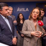 Gonz&aacute;lez Corral atiende a la prensa en presencia del presidnete del PP de &Aacute;vila, Carlos Garc&iacute;a