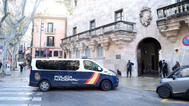 Imagen de archivo de un furg&oacute;n de la Polic&iacute;a Nacional llega a la Audiencia Provincial de Baleares