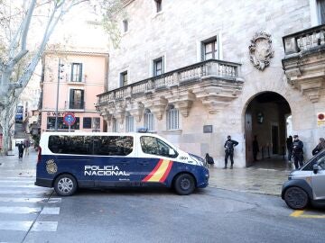 Imagen de archivo de un furg&oacute;n de la Polic&iacute;a Nacional llega a la Audiencia Provincial de Baleares