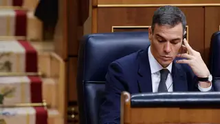 Comparecencia de Pedro Sánchez ante el pleno del Congreso MADRID, 11/02/2026.- El presidente del Gobierno, Pedro Sánchez, que ha comparecido este miércoles ante el pleno del Congreso para hablar sobre la crisis ferroviaria tras los accidentes de Adamuz (Córdoba) y Barcelona, y sobre la agenda internacional, con un auricular para escuchar la intervención traducida de la portavoz de Junts, Míriam Nogueras. EFE/ Javier Lizon