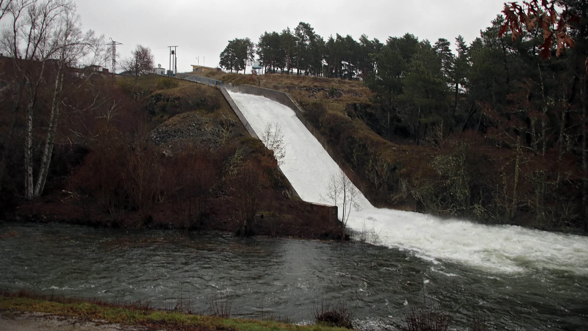 La crecida del río Tuerto provoca el desembalse de la presa de Villameca (León)