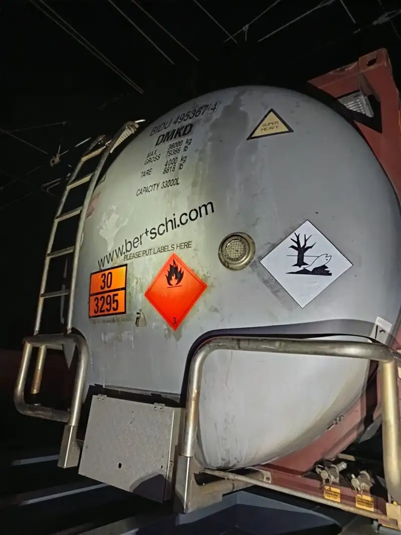 Vagón preparado para el transporte de mercancías peligrosas del tren descarrilado en Irún