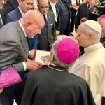 El alcalde de Valladolid, Jesús Julio Carnero, entrega al Papa una reproducción del cartel de la Semana Santa, en presencia de Conrado Íscar, Luis Argüello y Luis Miguel Vegas El alcalde de Valladolid, Jesús Julio Carnero, entrega al Papa una reproducción del cartel de la Semana Santa, en presencia de Conrado Íscar, Luis Argüello y Luis Miguel Vegas