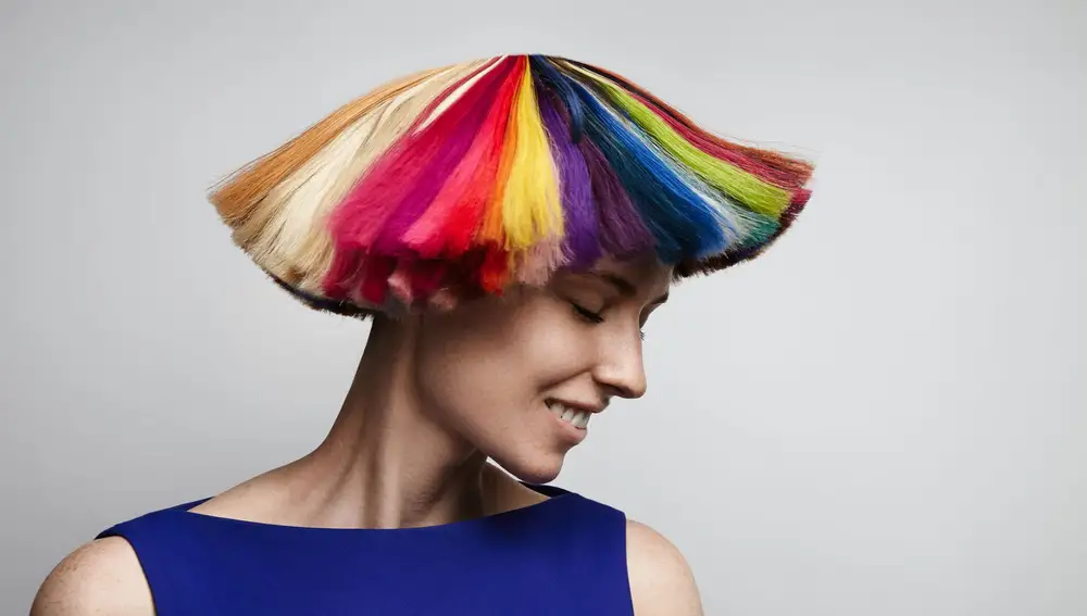 mujer sacude su cabello color arcoiris