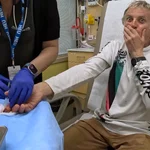 Jesús Calleja, sufriendo durante las curas de su accidente de bicicleta