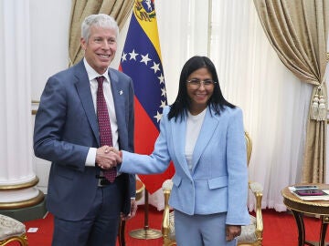 AME4096. CARACAS (VENEZUELA), 11/02/2026.- La mandataria encargada de Venezuela, Delcy Rodr&iacute;guez (d), saluda al secretario de Energ&iacute;a de EE.UU., Chris Wright, este mi&eacute;rcoles en Caracas (Venezuela). Wright sostiene una reuni&oacute;n en Caracas con Rodr&iacute;guez, para impulsar un "hist&oacute;rico" acuerdo energ&eacute;tico, en la primera visita de un alto funcionario de Washington tras el ataque militar de enero pasado y en medio de las decisiones de ambos pa&iacute;ses para facilitar la inversi&oacute;n petrolera. EFE/ Miguel Gut...