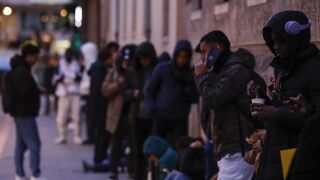 Los migrantes que accedan a la regularizaci&oacute;n podr&aacute;n viajar dentro de la UE pero no residir ni trabajar