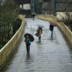 Varias personas se protegen de la lluvia este mi&eacute;rcoles en Ourense