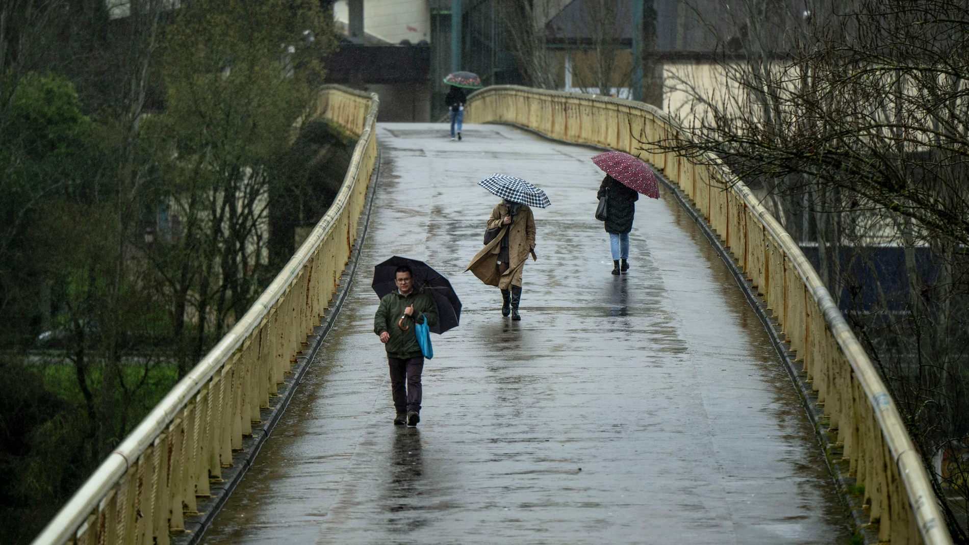 Varias personas se protegen de la lluvia este miércoles en Ourense