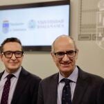 Javier Iglesias y Juan Manuel Corchado, tras firmar el acuerdo