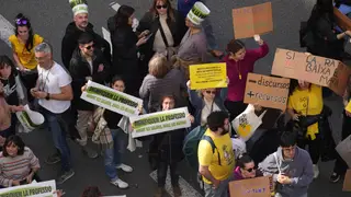 Huelga de docentes en Catalunya Un grupo de personas durante una manifestación con motivo de la huelga de docentes en Catalunya, en la Vía Augusta, a 11 de febrero de 2026, en Barcelona, Catalunya (España). La huelga de docentes de Catalunya de este miércoles está teniendo un seguimiento del 11,90% sobre el total de la plantilla, según datos de las 9.30 horas que ha avanzado la Conselleria de Educación y FP de la Generalitat. 11 FEBRERO 2026;HUELGA;MANIFESTACIÓN;BARCELONA;DOCENTES;EDUCACIÓN David Zorrakino / Europa Press ...