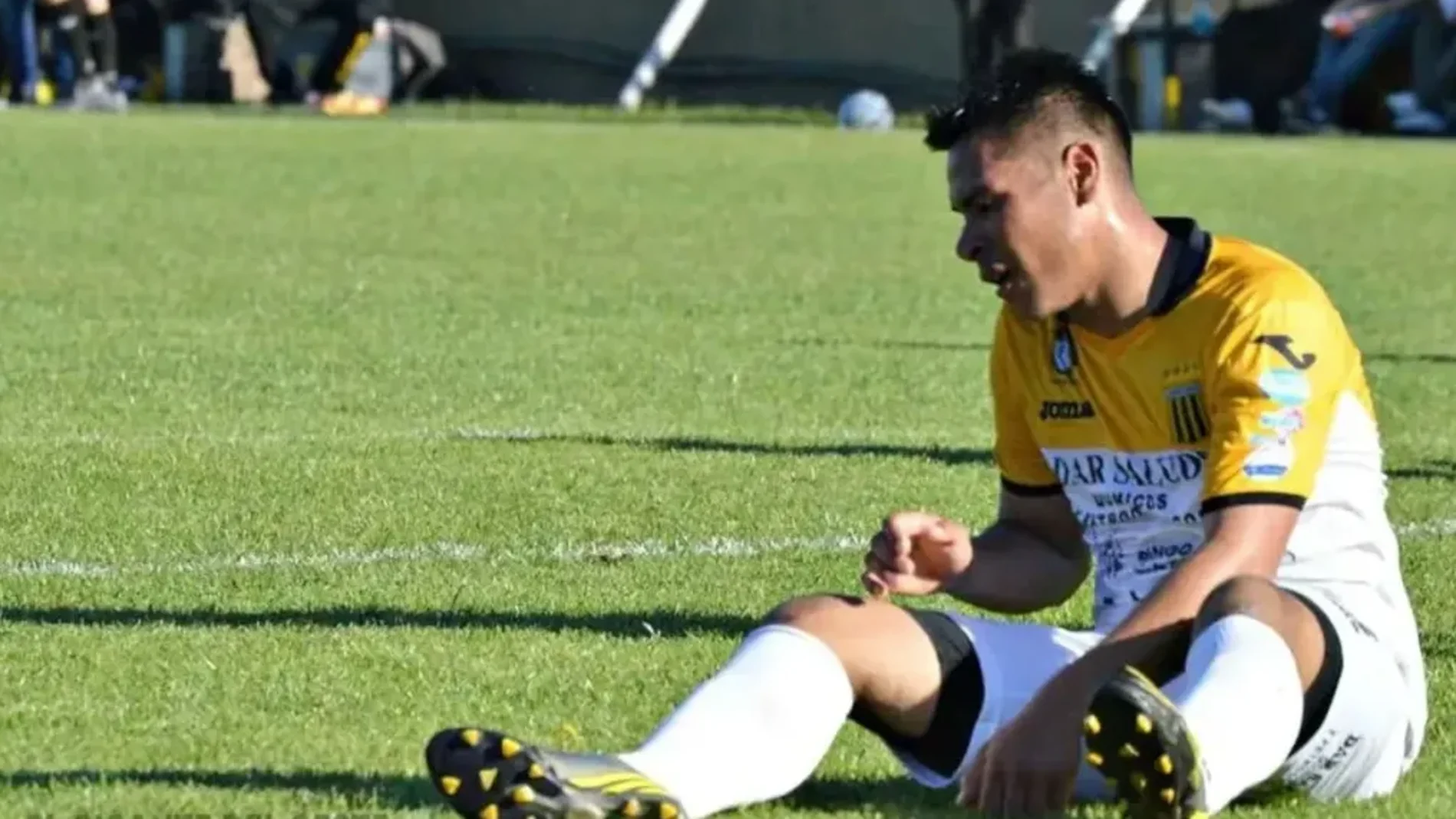 Lucas Ignacio Pires en un partido con Almirante Brown