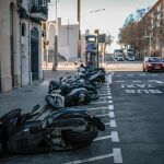  Varias motos ca&iacute;das a causa del viento en el barrio de Pobleou, en una imagen de archivo
