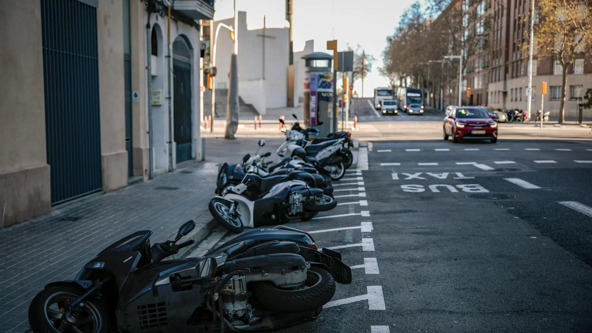 Varias motos caídas a causa del viento en el barrio de Pobleou, en una imagen de archivo