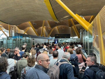 El control de pasaportes en la T4 Sat&eacute;lite de Barajas se colapsa con colas de una hora por la falta de personal
