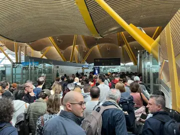 El control de pasaportes en la T4 Satélite de Barajas se colapsa con colas de una hora por la falta de personal El control de pasaportes en la T4 Satélite de Barajas se colapsa con colas de una hora por la falta de personal