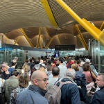 El control de pasaportes en la T4 Sat&eacute;lite de Barajas se colapsa con colas de una hora por la falta de personal