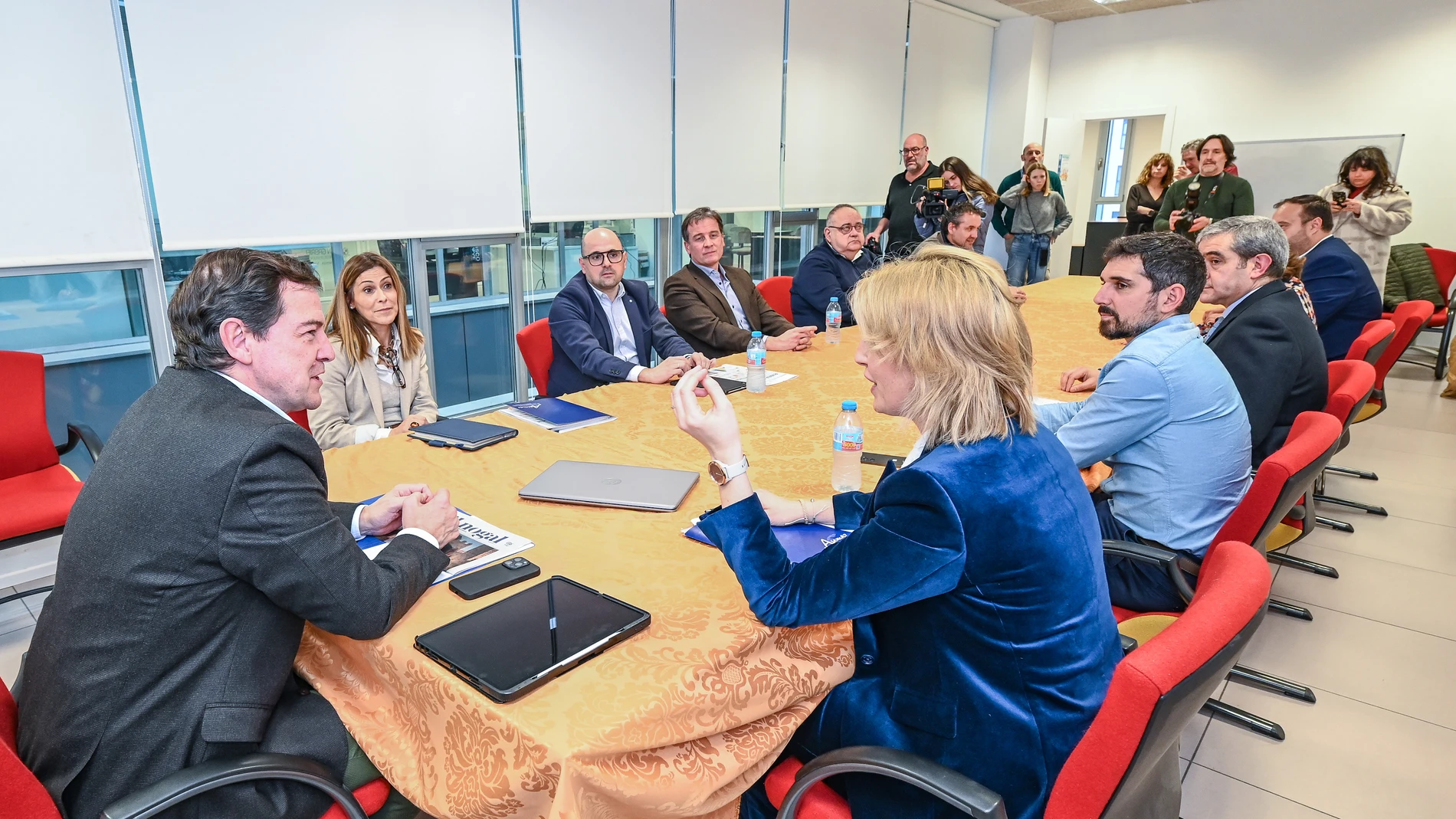 Mañueco durante su reunión con empresarios de Aranda de Duero