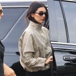 Kendall Jenner con pantalones capri.