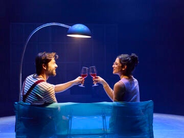 'Constelaciones' se representa en el Teatro Valle-Incl&aacute;n con un escenario giratorio a tres bandas