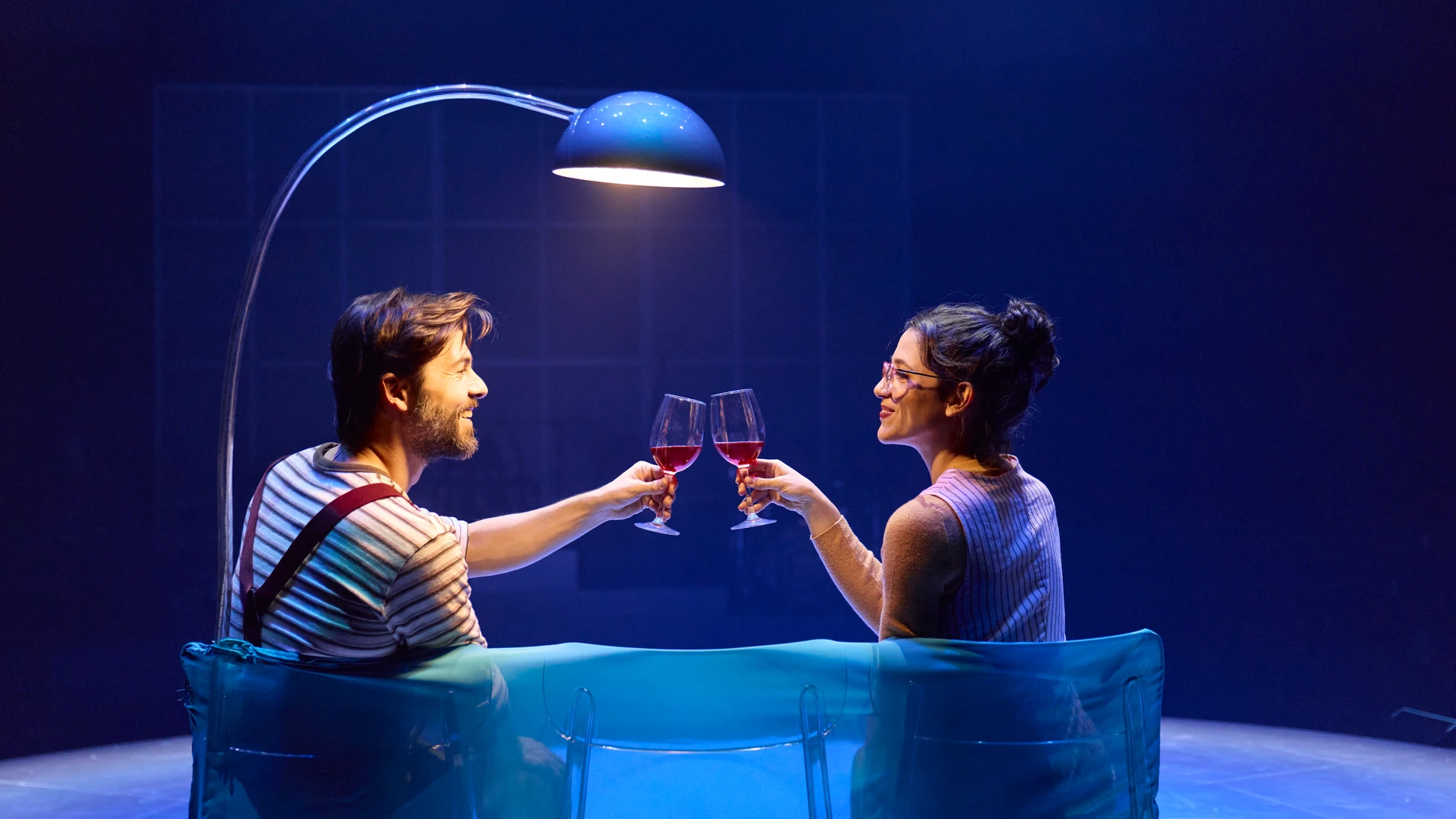 'Constelaciones' se representa en el Teatro Valle-Inclán con un escenario giratorio a tres bandas