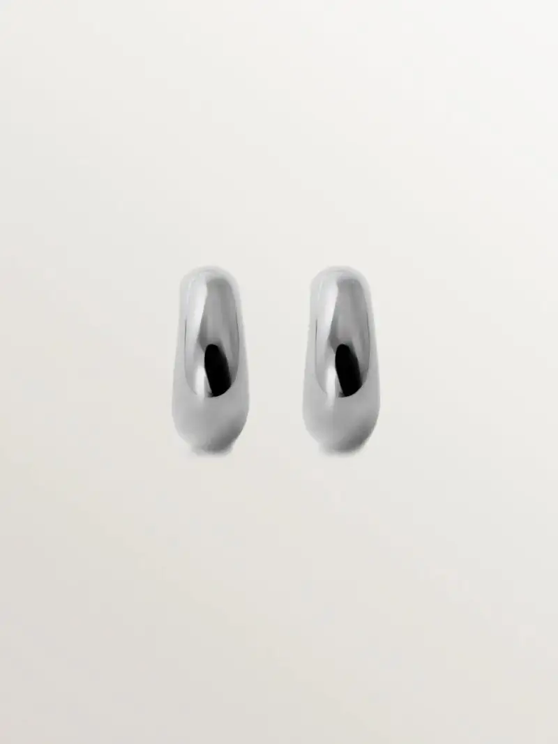 Pendientes metálicos.