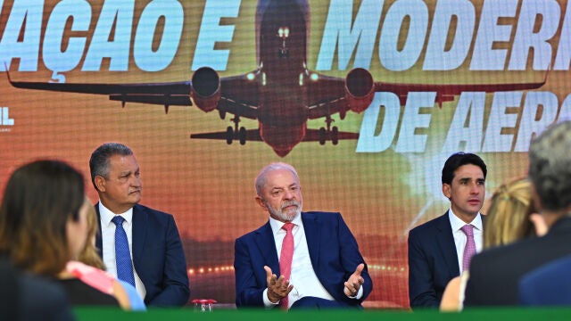 AME4032. BRASILIA (BRASIL), 11/02/2026.- El presidente de Brasil, Luiz In&aacute;cio Lula da Silva (c), el jefe de Gabinete de la Presidencia, Rui Costa (i), y el ministro de Puertos y Aeropuertos, Silvio Costa Filho, participan en la ceremonia de anuncio de inversiones para la ampliaci&oacute;n y modernizaci&oacute;n de los aeropuertos gestionados por Aena este mi&eacute;rcoles, en el Palacio del Planalto en Brasilia (Brasil). El presidente de la multinacional espa&ntilde;ola Aena en Brasil, Santiago Yus, afirm&oacute; que las inver...