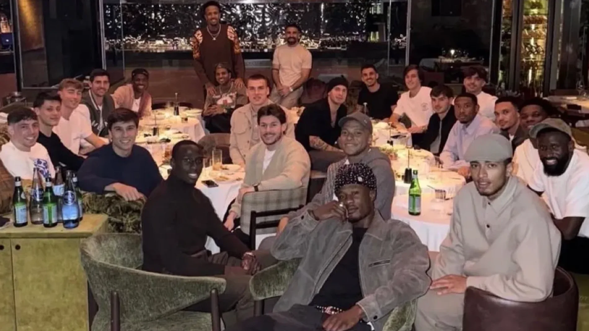 Así fue la cena de los jugadores del Real Madrid en un restaurante frente a una discoteca de moda