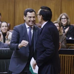 El presidente de la Junta, Juanma Moreno, y el consejero de Universidad, José Carlos Gómez Villamandos