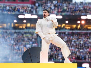 bad bunny durante su actuacion en la super bowl