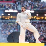 bad bunny durante su actuacion en la super bowl