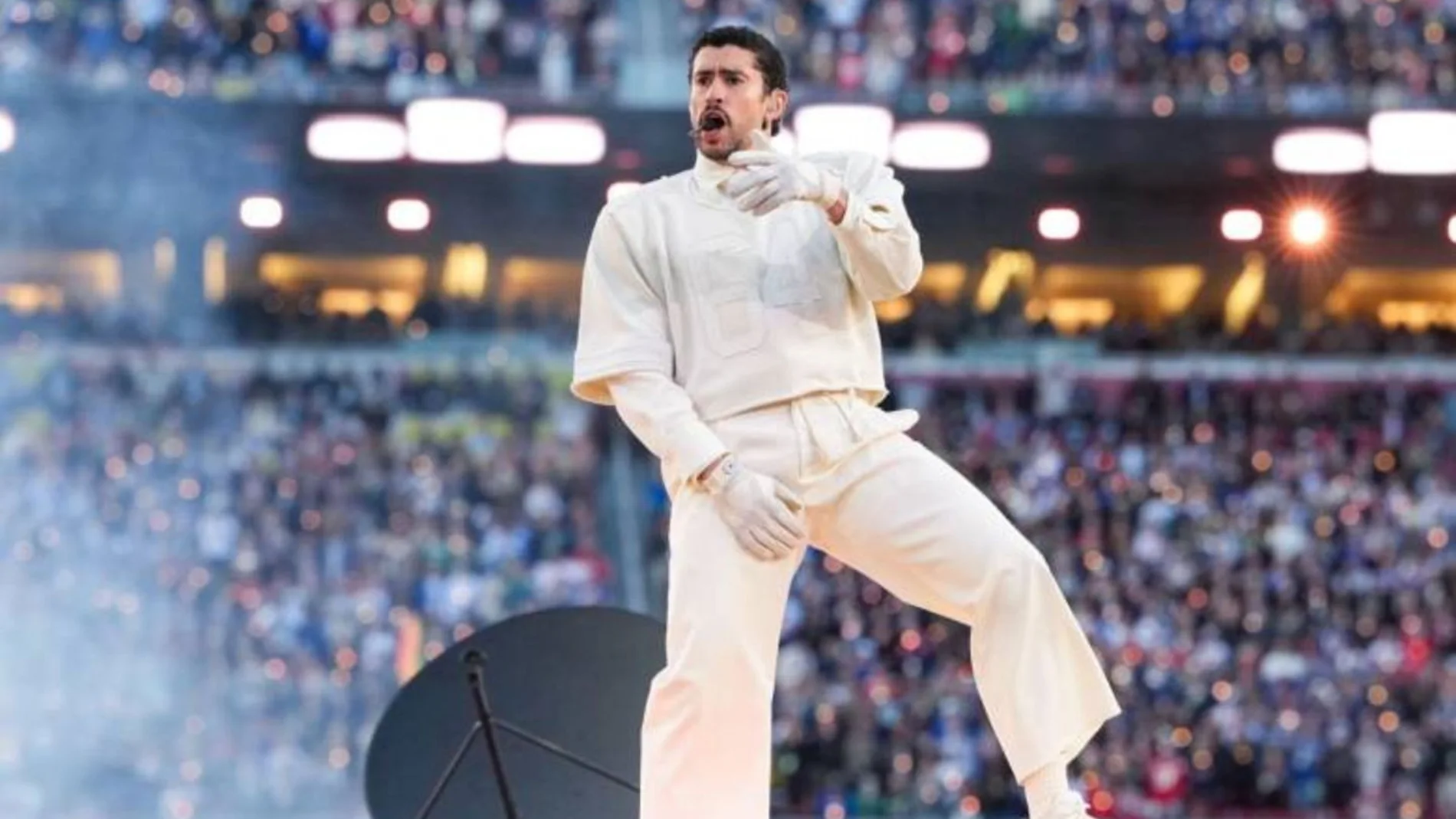 bad bunny durante su actuacion en la super bowl