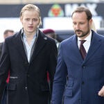 Marius Borg y el pr&iacute;ncipe Haakon de Noruega, su padrastro 