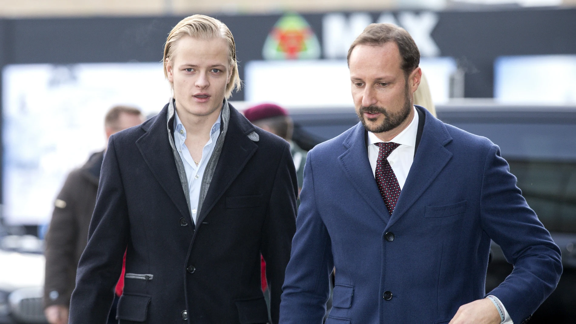 Marius Borg y el príncipe Haakon de Noruega, su padrastro