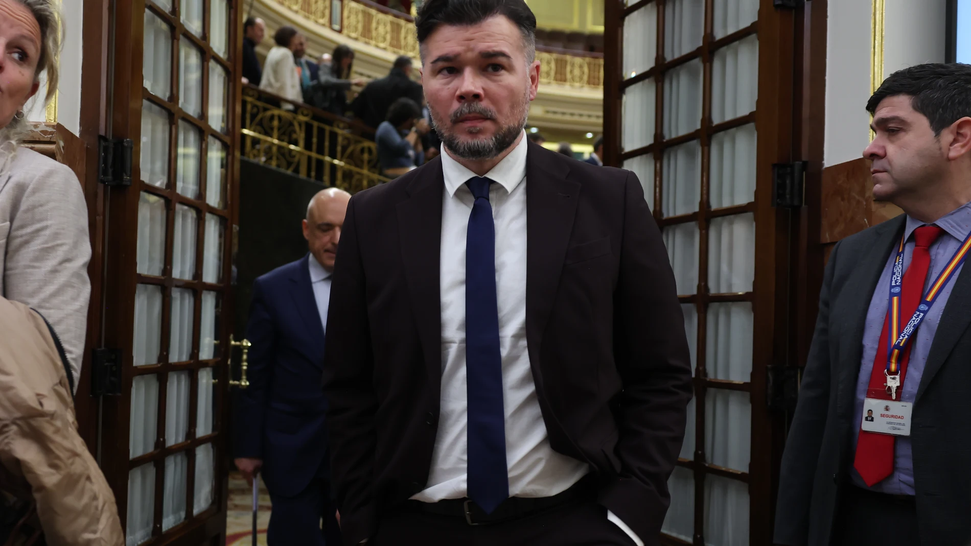 MADRID, 12/02/2026.- El portavoz de ERC, Gabriel Rufián, abandona el hemiciclo tras asistir al pleno del Congreso de los Diputados celebrado este jueves. EFE/Kiko Huesca