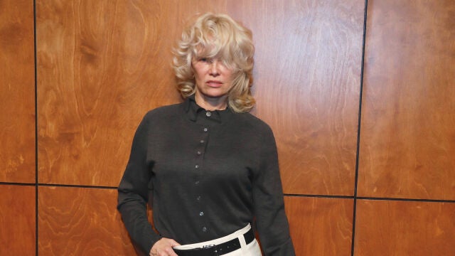 El look de Pamela Anderson en Nueva York.