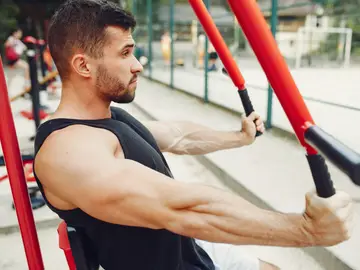 Más allá de las pesas: qué dice la ciencia sobre cómo ganar músculo después de los 40 Más allá de las pesas: qué dice la ciencia sobre cómo ganar músculo después de los 40