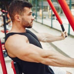 M&aacute;s all&aacute; de las pesas: qu&eacute; dice la ciencia sobre c&oacute;mo ganar m&uacute;sculo despu&eacute;s de los 40