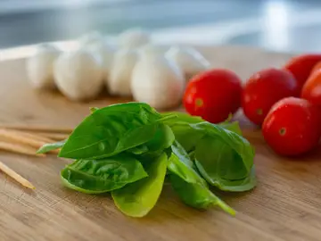 Imagen de archivo de albahaca, tomate y caprese Imagen de archivo de albahaca, tomate y caprese