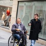 Un asistencia personal junto a un usuario de este servicio por las calles de Valladolid