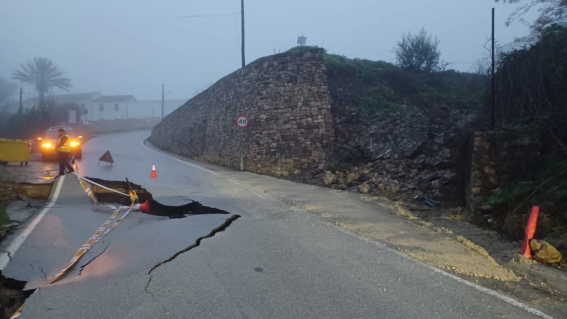 La plataforma de la carretera MA-6101 en Villanueva de Algaidas ha colapsado a la altura de la barriada La Parrilla