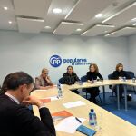 Las candidatas populares Leticia Garc&iacute;a, Isabel Blanco y Mar&iacute;a Pardo se re&uacute;nen con representantes de Vitartis y Empresa Familiar